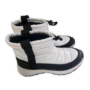 Guess NWOT Outmost2 White Black Puffer Moon Boots Size 7M